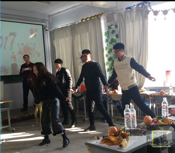 4.学生表演舞蹈《小鸡,小鸡》